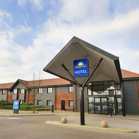 Days Inn Stevenage North Балдок Екстериор снимка