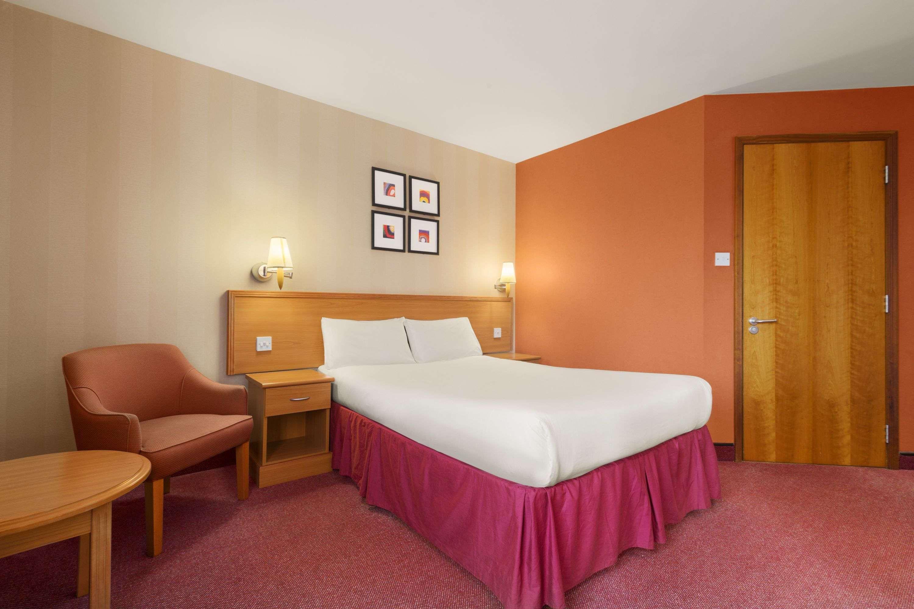 Days Inn Stevenage North Балдок Екстериор снимка