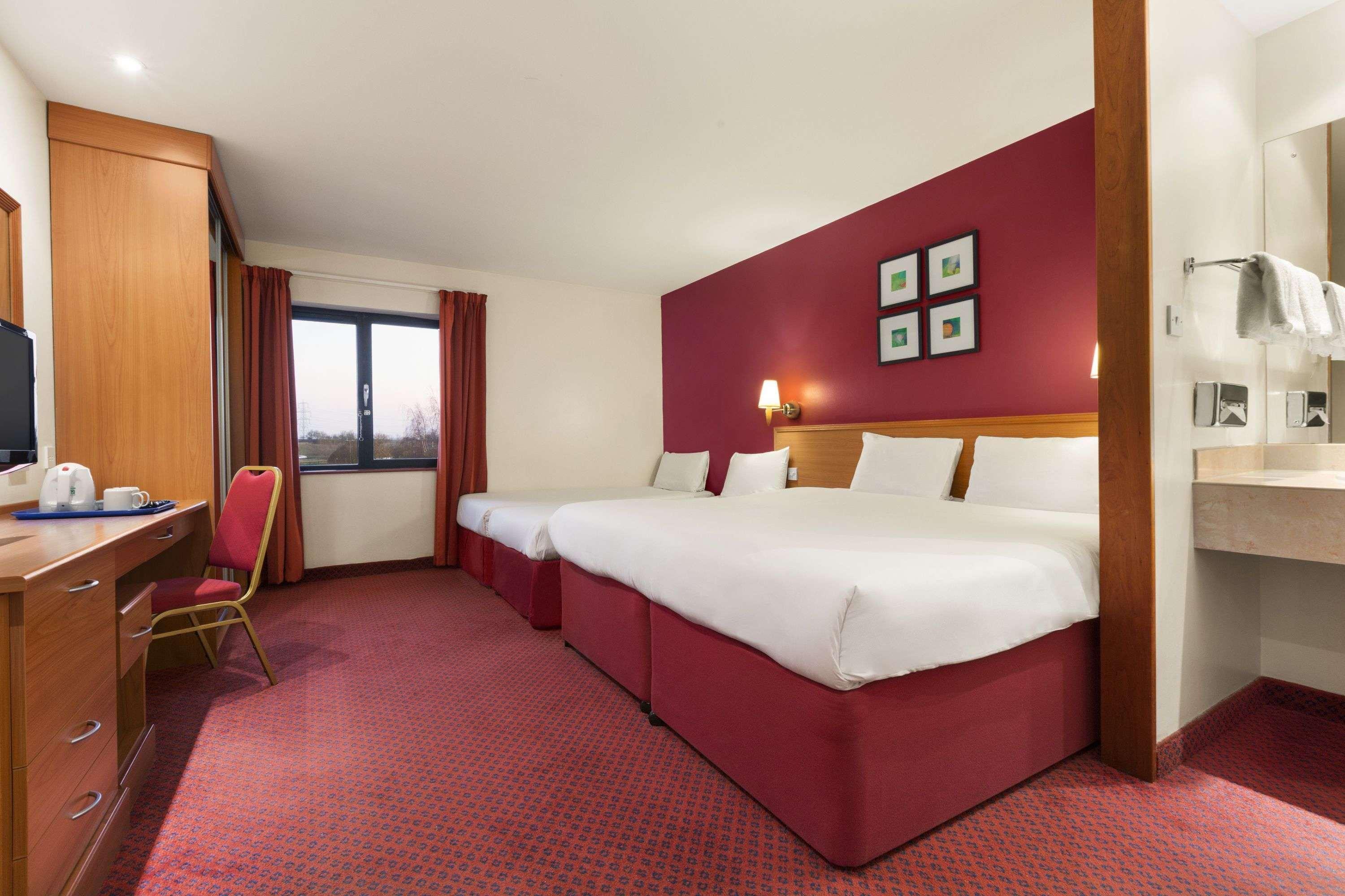 Days Inn Stevenage North Балдок Екстериор снимка