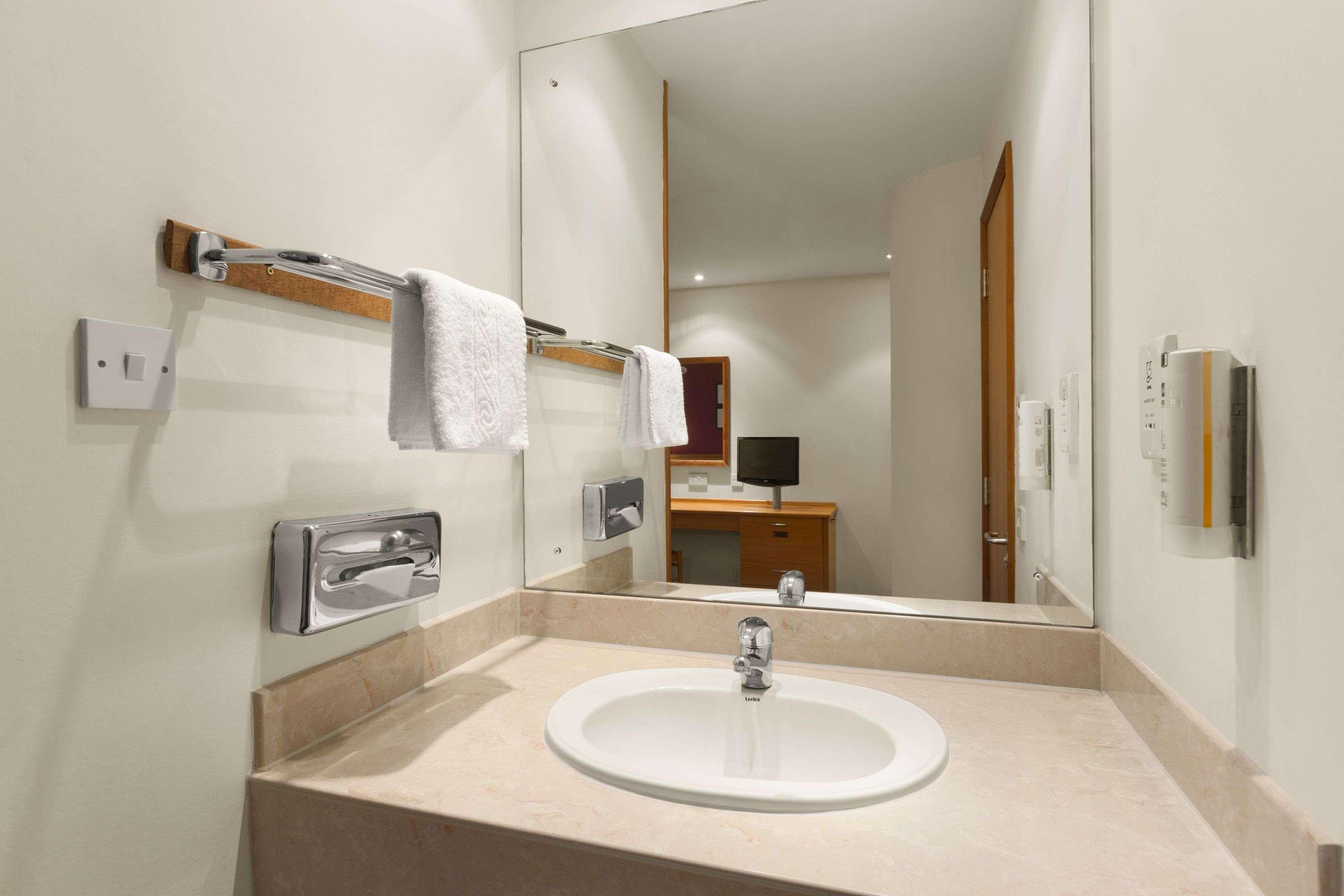 Days Inn Stevenage North Балдок Екстериор снимка