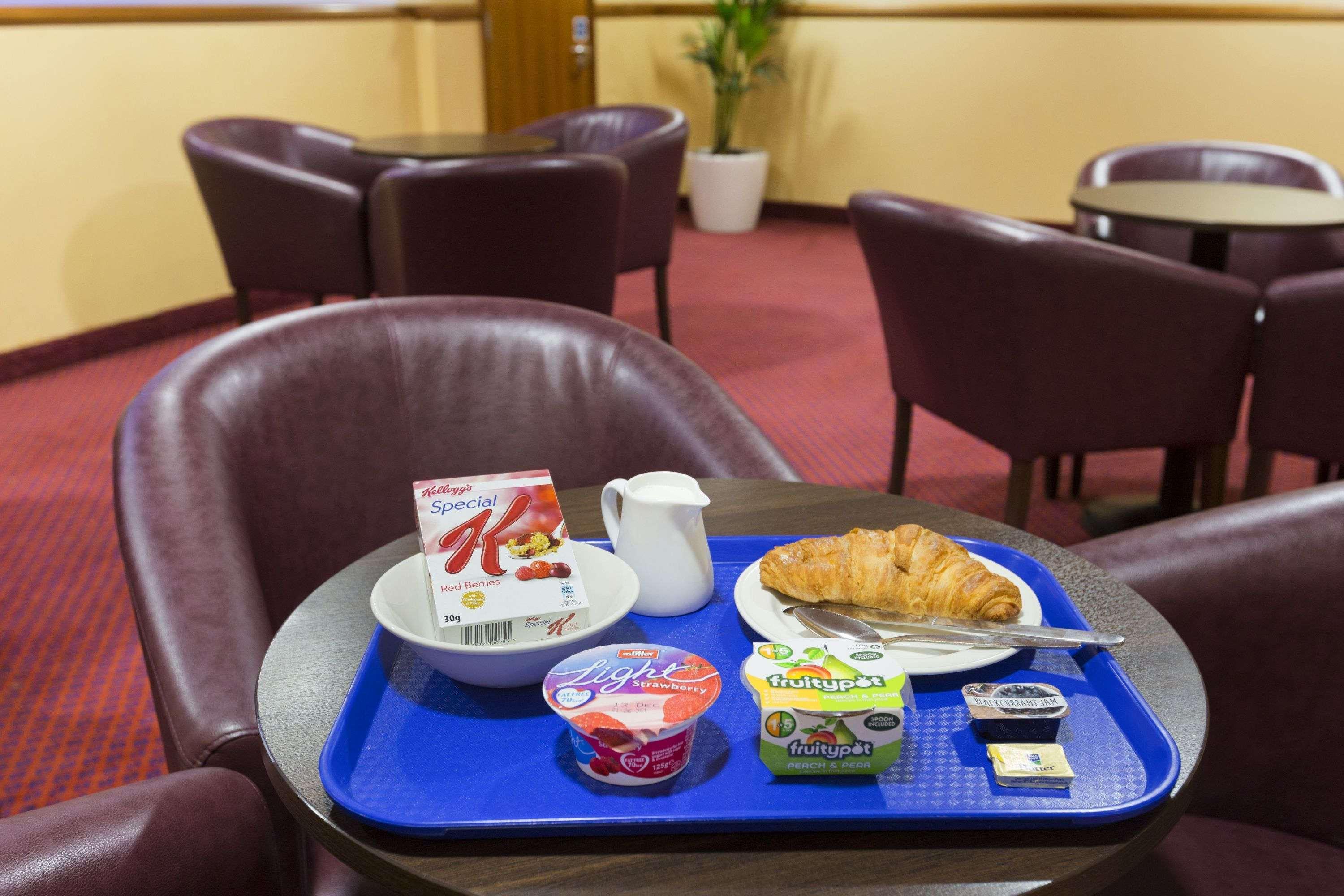 Days Inn Stevenage North Балдок Екстериор снимка