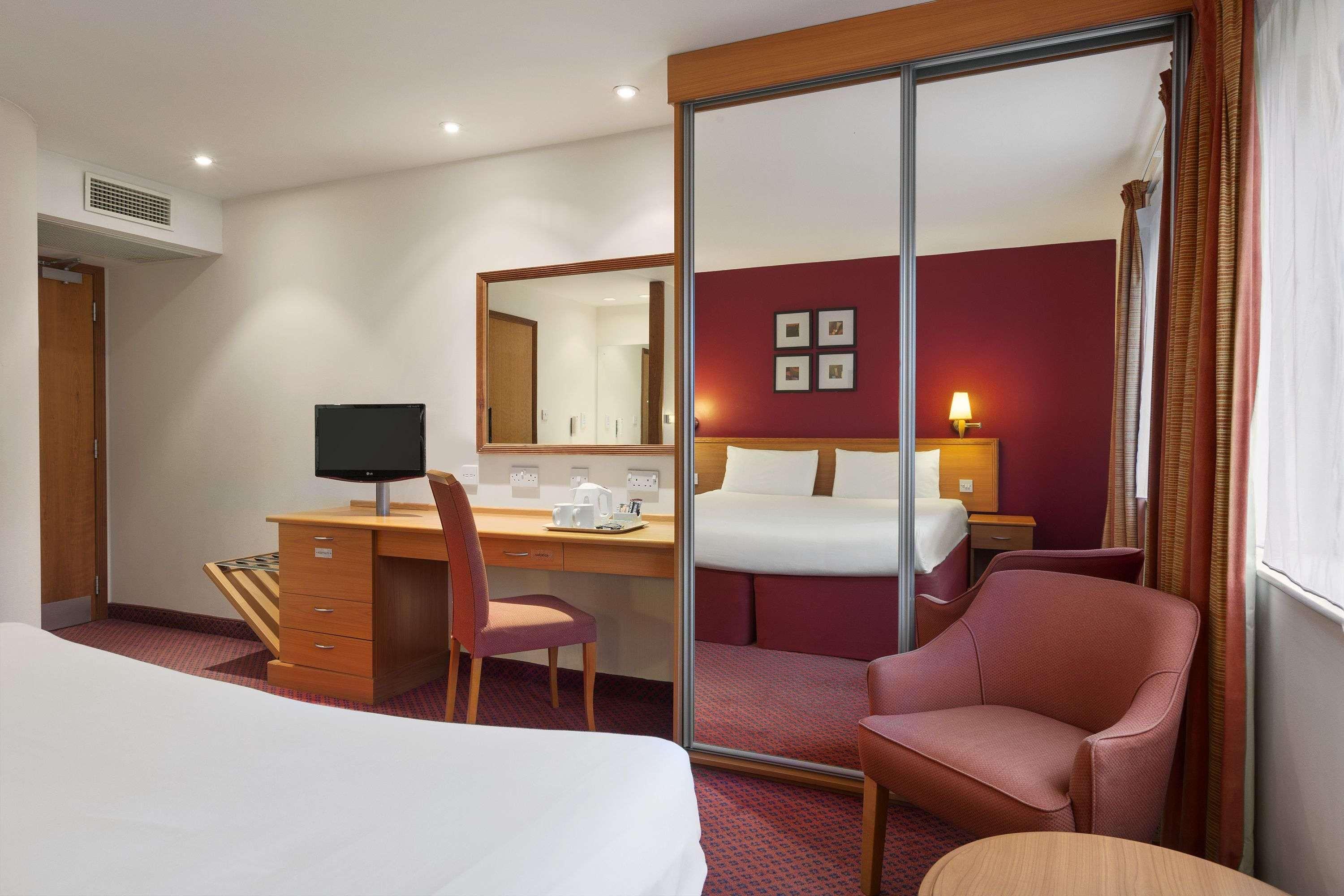 Days Inn Stevenage North Балдок Екстериор снимка