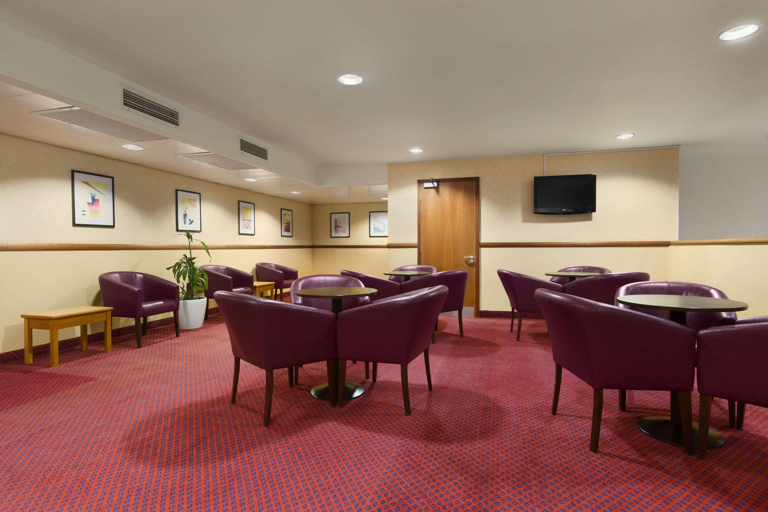 Days Inn Stevenage North Балдок Екстериор снимка