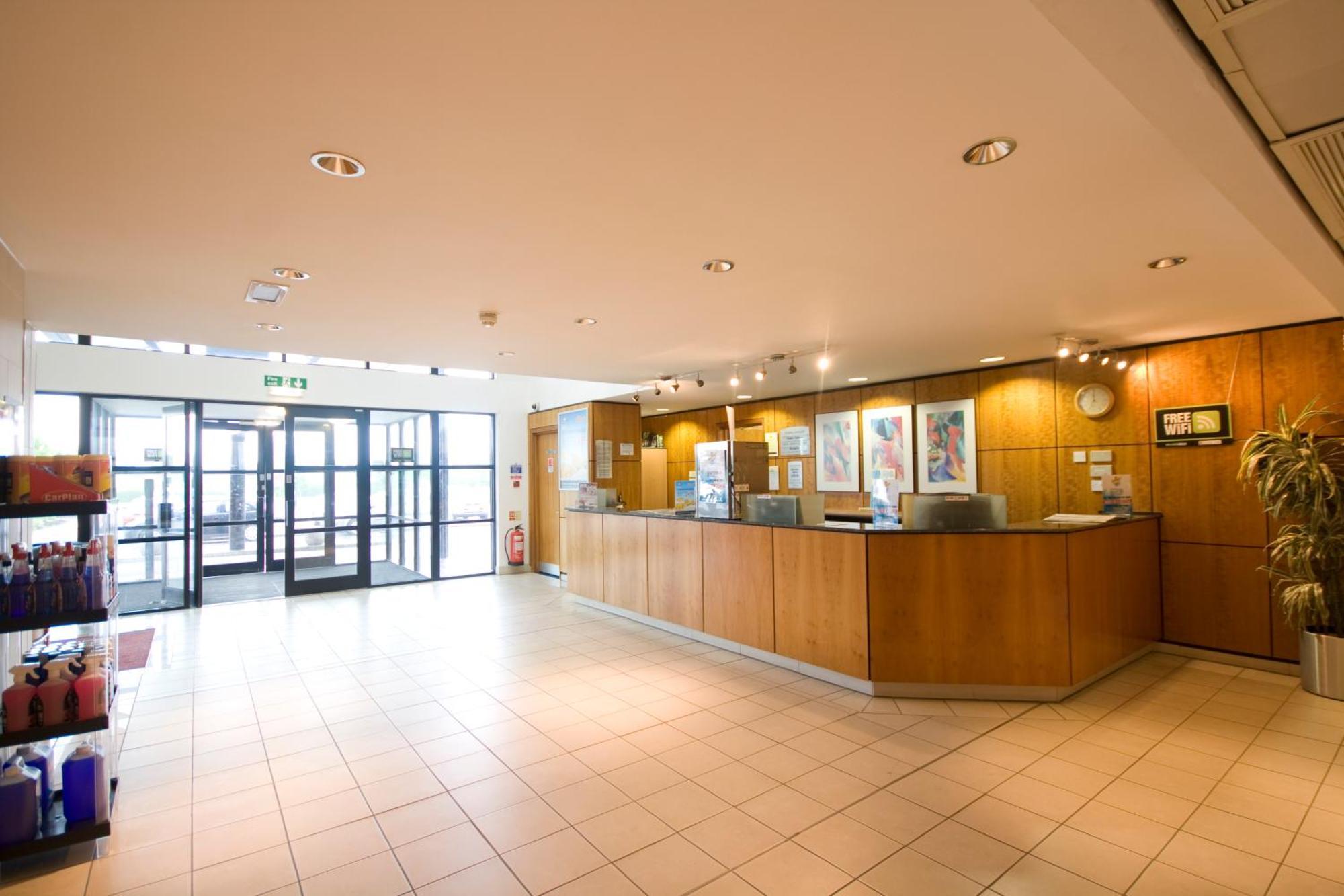 Days Inn Stevenage North Балдок Екстериор снимка