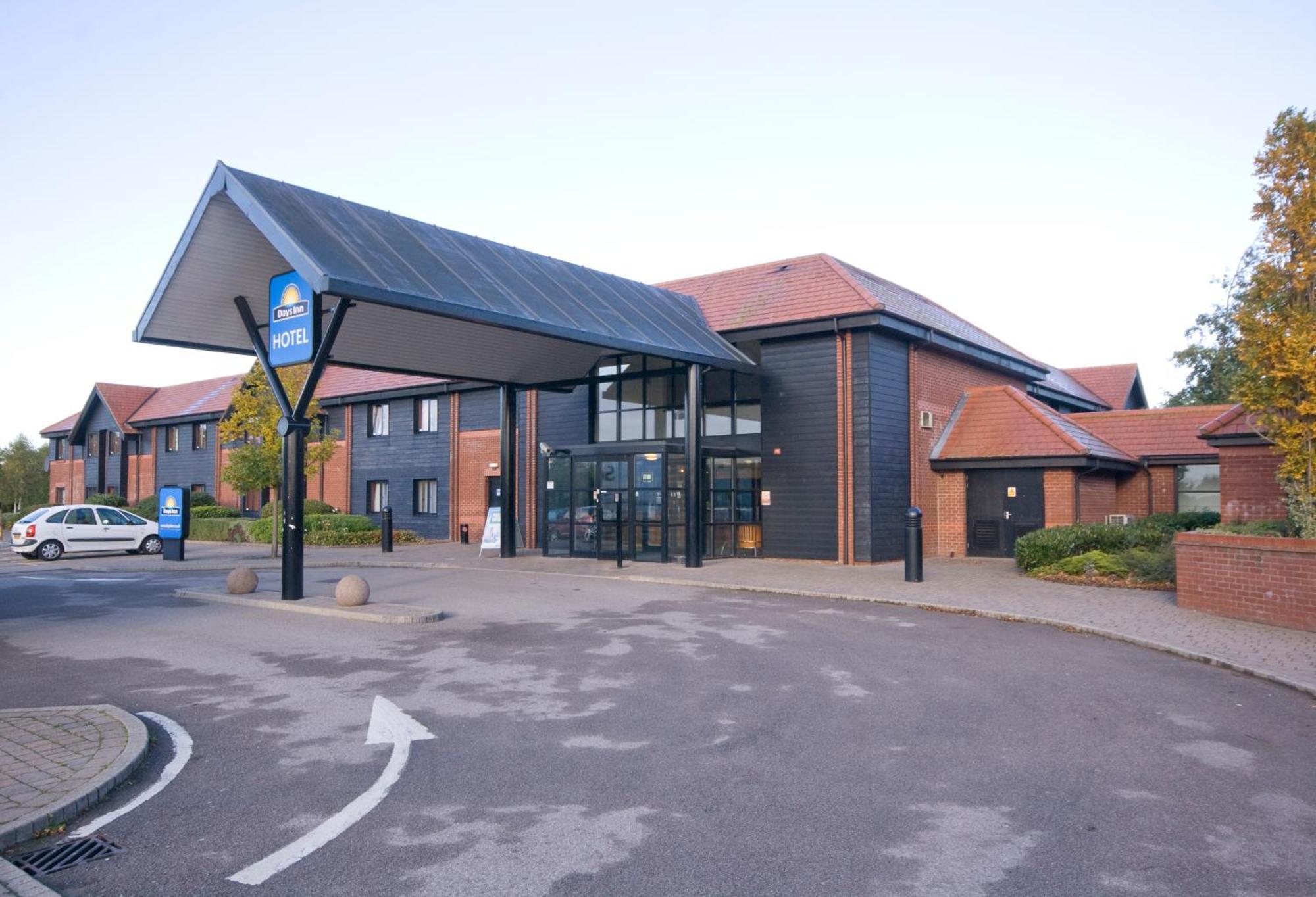 Days Inn Stevenage North Балдок Екстериор снимка