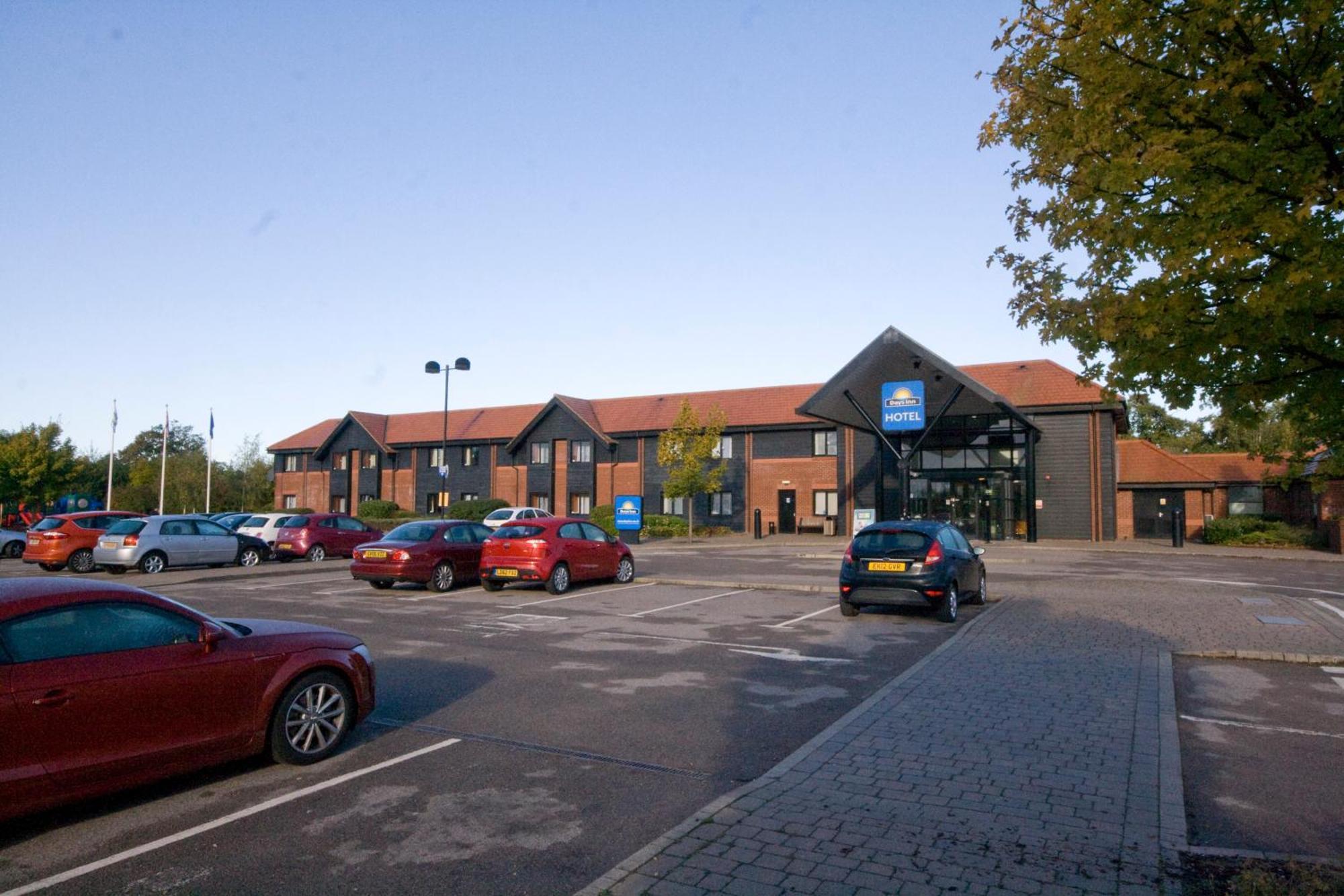 Days Inn Stevenage North Балдок Екстериор снимка