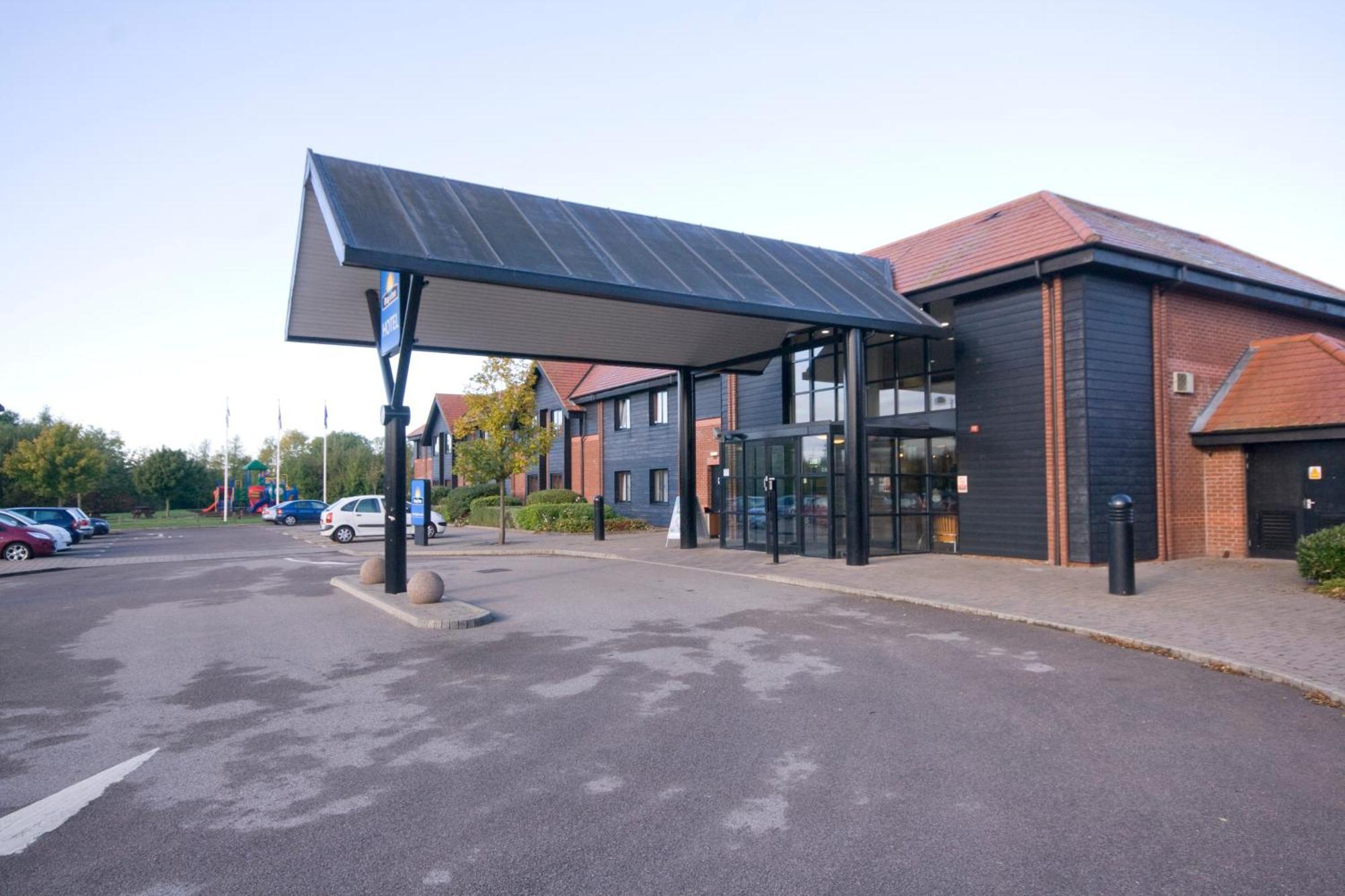 Days Inn Stevenage North Балдок Екстериор снимка