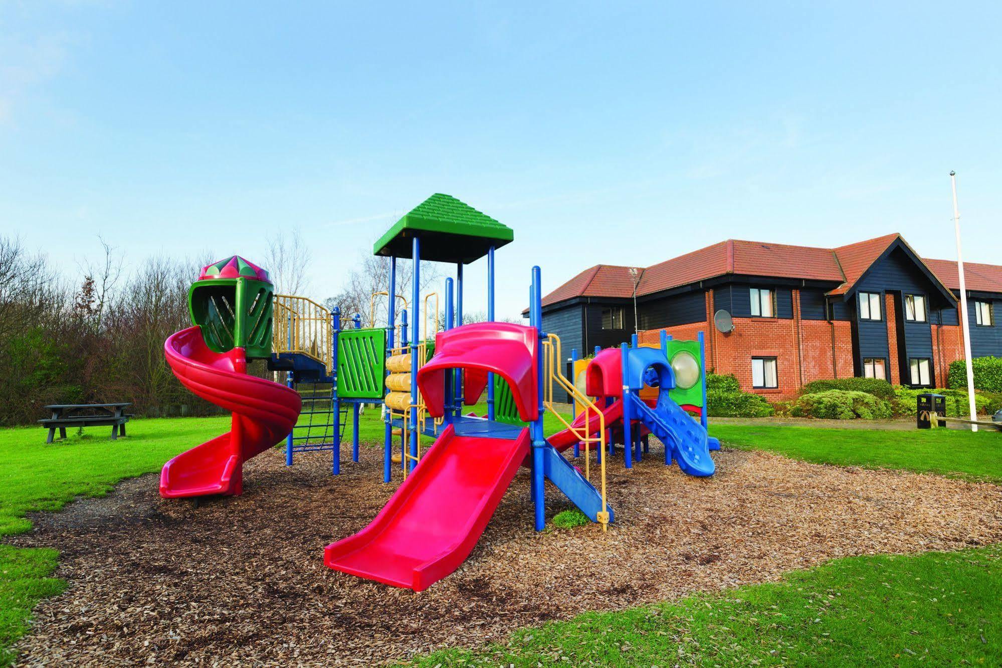Days Inn Stevenage North Балдок Екстериор снимка
