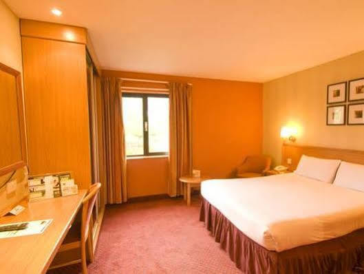 Days Inn Stevenage North Балдок Екстериор снимка