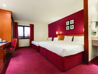 Days Inn Stevenage North Балдок Екстериор снимка